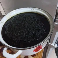 سبزی قرمه پر روغن سرخ شده با سبزی محلی