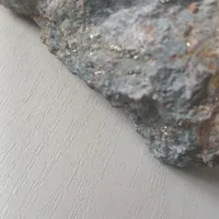 سنگ طلایی.پر از ذرات طلا.