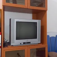 تلوزیون و میز