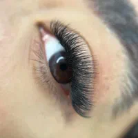آموزش و خدمات کاشت مژه