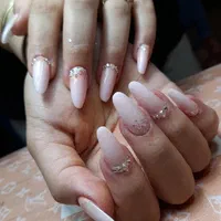 کاشت ناخن و تمامی خدمات زیبایی