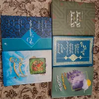 تعدادی کتاب مذهبی به فروش می‌رسد