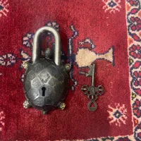 قفل لاک پشتی|کلکسیون اشیاء عتیقه|اصفهان, رزمندگان|دیوار