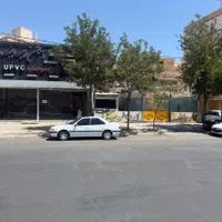 مغازه تجاری و محوطه متصل به آن