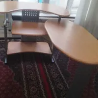 میز مطالعه و کامپیوتر