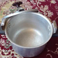 زودپز قدیمی|ظروف پخت‌وپز|پل سفید, |دیوار