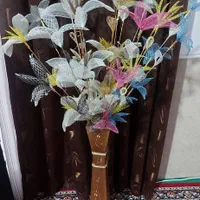 گل مصنوعی همراه با گلدان