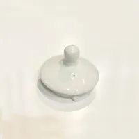در قوری چینی کوچک