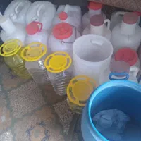 تعدادی دبه خالی