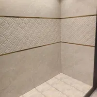 شاگرد کاشی کاری کار کرده ومنظم