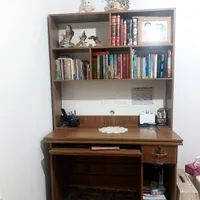 میز کامپیوتر با کتابخانه
