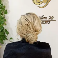 خدمات عروس میکاپ شنیون رنگ و لایت فیبروز مژه ناخن|خدمات آرایشگری و زیبایی|کرج, مارلیک|دیوار