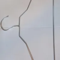 تعدادی چوب لباسی و رگال ساچمه ای تیله ای|بندرخت و رخت‌آویز|فولادشهر, A2|دیوار