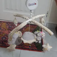 آویزن آهنگ روی تخت نی نی