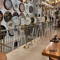 ساعت ایستاده کنار سالنی