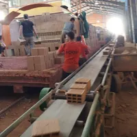 کارگر برای کوره چینی سفال