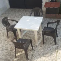 چهار عدد صندلی و میز جنس عالی