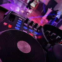دیجی دجی dj deej موزیک خواننده تشریفات ظروف کرایه