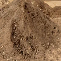 کود پوسیده نرم و خاک باغچه