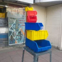 مجموعه از پ ا ل ت پلاستیکی و قفسه تولیدی pallet