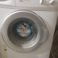 یک دستگاه ماشین لباسشویی در حد نو