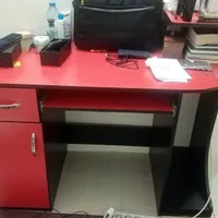 یک میز کامپیوتر ویک دراور 6 کشو|میز تحریر و کامپیوتر|شاهین‌شهر, خانه کارگر|دیوار