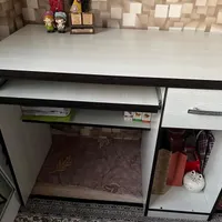 میز تحریر و کامپیوتر