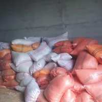 کارگر ساده برای کیسه زدن خاک اره