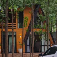 کلبه سوئیسی توسکا جنگلی لب رودخونه