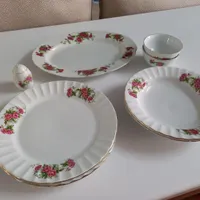 6عددبشقاب پلوخوری گلسرخی فقط بشقاب داخل عکس فروشی
