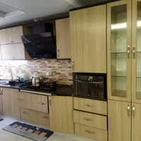 نصب تخصصی برچسب هایگلاس  و ماربل شیت بین کابینت
