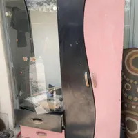 این کمد در حد نو است و قیمتش ۳۰۰هزار تومن است
