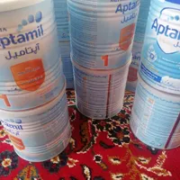 تعدادی قوطی شیر خشک
