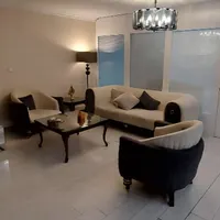 مبلمان ۵ نفره همراه با میز وسط در حد نو