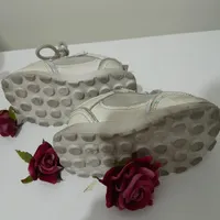 یک جفت کفش کتانی چسبی بچه گانه