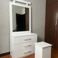 میز آرایشی مدرن و شیک با آینه بزرگ