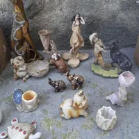 تعدادی مجسمه و جا شمعی