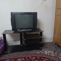 تلویزیون به همراه میز