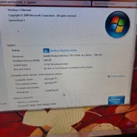 کامپیوتر همراه با میز و کابل