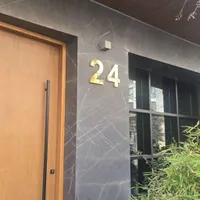 چند خانم برای نظافت منازل پذیرایی با جای خواب