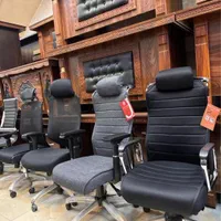 صندلی اداری چرخدار گردان و کامپیوتر