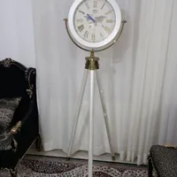 ساعت سه پایه ایستاده