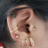 خدمات زیبایی چال گونه پیرسینگ رنگ موتتو‌ و اموزش