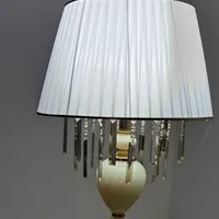آباژور ایستاده