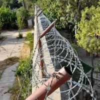 فنس کشی و  نصب سیم خاردار  پایه فنس|خدمات باغبانی و درختکاری|کرمانشاه, |دیوار