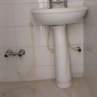 روشویی دستشویی با شیر آب