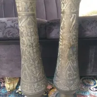 ۲ تا گلدان قدیمی از جنس مس است