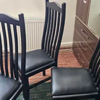 صندلی چوبی در حد نو با روکش چرمی