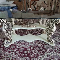 یدست میزه وسط ومیره عسلی داشتیم
