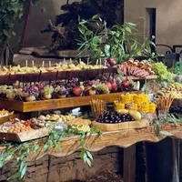 فینگر فود میوه ارایی چیدمان میز با ظروف سینی میوه|خدمات پذیرایی، مراسم|شیراز, چوگیاه‎|دیوار